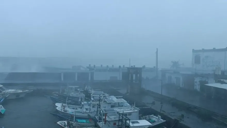 海葵颱風/暴風圈肆虐綠島！居民緊閉鐵門多處停電　風雨現況曝光