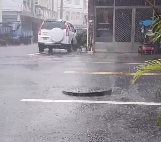 影/花蓮吉安鄉街頭驚見「人孔蓋跳舞」奇景　暗藏危機籲用路人注意