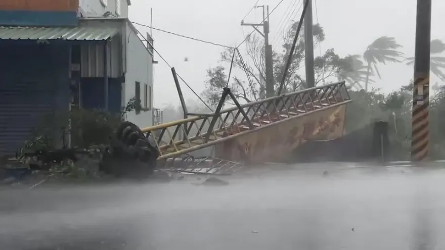 海葵颱風/暴風中心登陸！花東海岸公路看板連根拔起　斷樹舖滿道路
