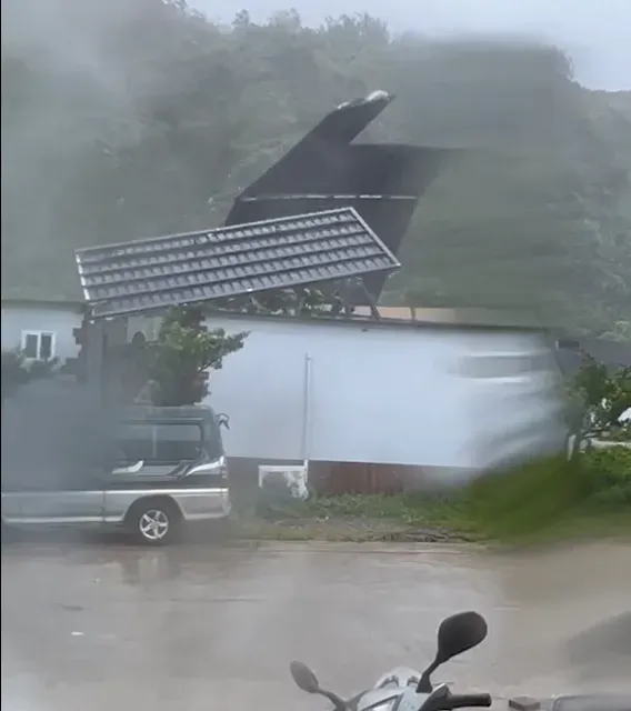海葵颱風/強陣風肆虐台東！民宅車庫鐵皮遭掀翻　路邊破損建築怵目驚心