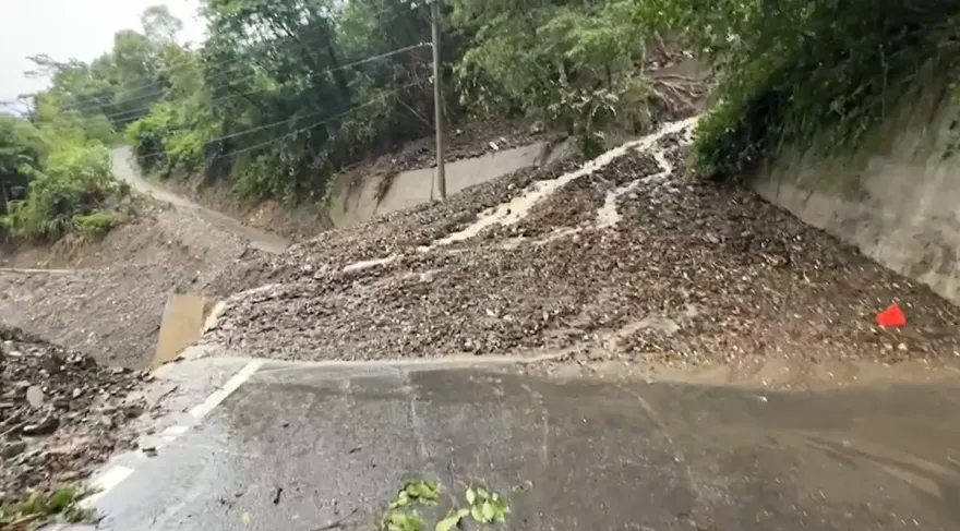 海葵颱風/南投85線遭殃！9K路段土石淹沒路面無法通行　大型機具搶通中