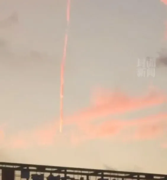影/「似火球墜落」上海驚現不明飛行物　同天山東也有！網友：哪位道友渡劫？