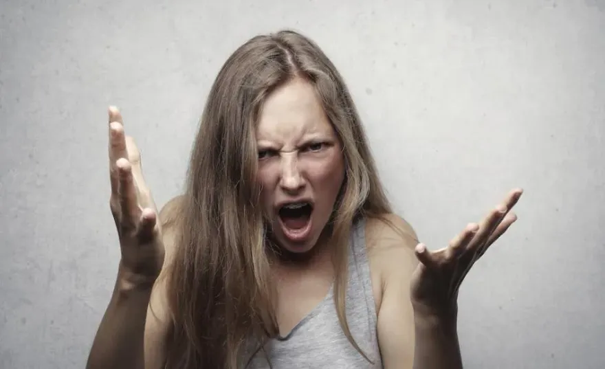 恐怖惡鄰！天母暴走女住戶「砸花盆、咬人」　社區要她搬、法院判准遷離