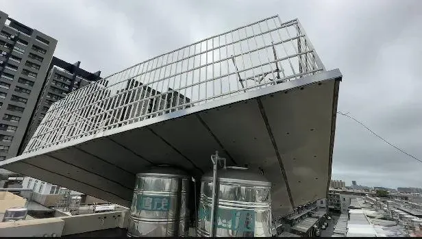 海葵颱風/楠梓狂風「拔起」遮光罩重壓水塔　網驚：砸下來還得了