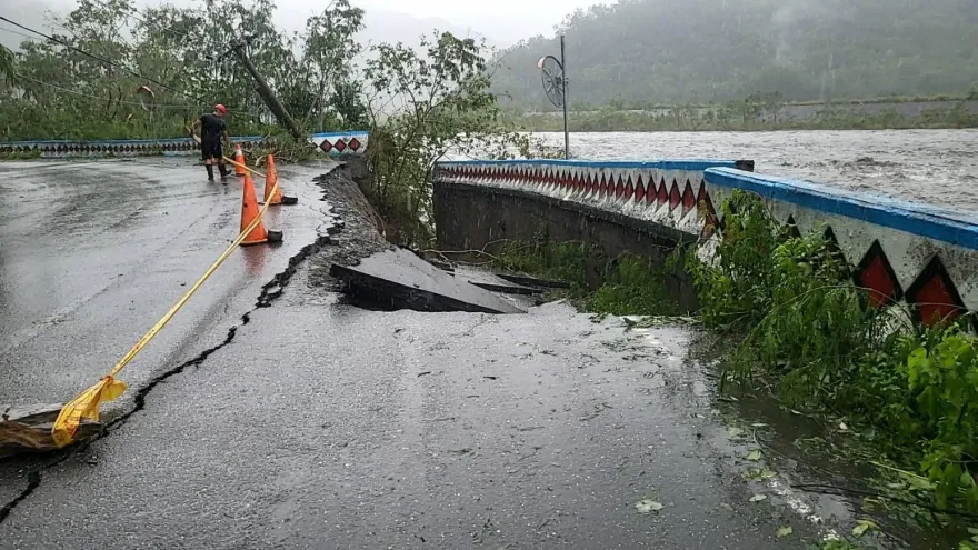 影/玉里卓溪鄉花73線坍方　軍警急撤離8人避難