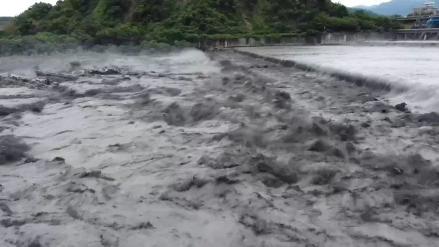 海葵颱風/「怪獸級」雨量太嚇人！濁水溪暴漲　集集攔河堰18水門全開洩洪