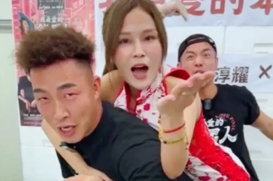 李明珊穿火辣旗袍迎3男！直播「親密互動做1事」　郭泓志急喊：我有老婆