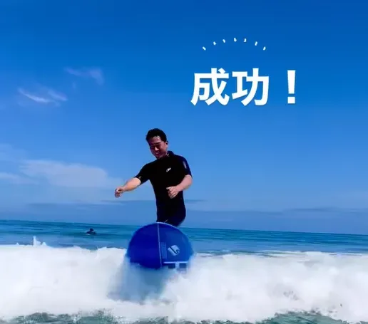 影/為核廢水入海安全性背書！日帥哥議員福島體驗衝浪　網吐槽：傻瓜式宣傳