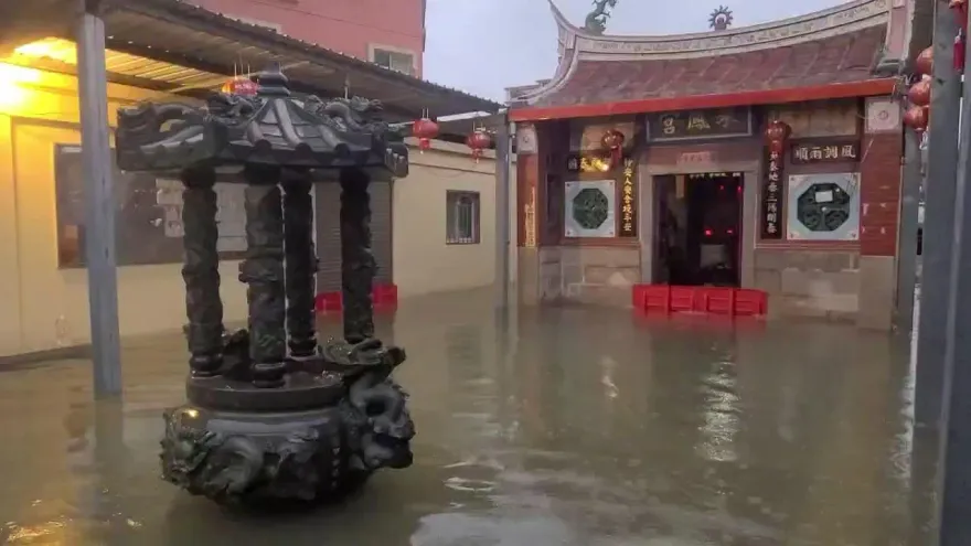海葵颱風/神明也落難！金門暴雨狂炸　天公爐成金魚缸