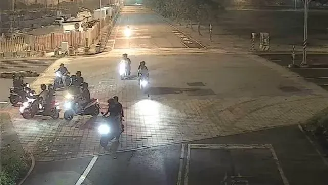影/颱風夜打架鬧事！台南屁孩逼警鳴槍　他看熱鬧追撞警車