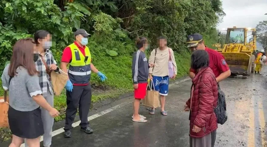 海葵颱風/暖心！台7甲10.4K道路坍方中斷　消防員協助6病患搭推土機就醫