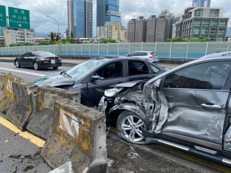 影/疑變換車道不慎釀禍！台64線往中和方向2車擦撞「車身半毀」慘況曝