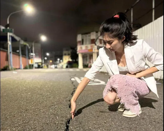 影/高雄道路龜裂達百米「手能輕鬆伸進去」　李明璇曝居民反應：麻痺了