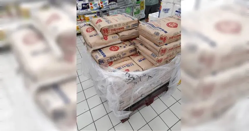 囤鹽之亂！賣場大氣擺「24公斤裝台鹽」　網疑惑：中秋烤肉用？