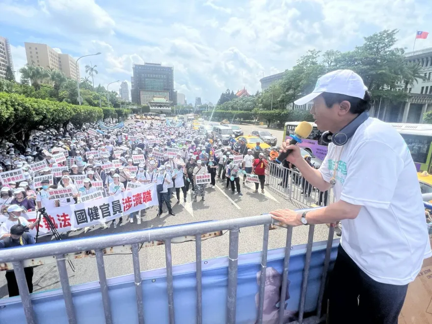 影/彭華幹領千人上凱道抗議「加熱菸」遲無配套　徐巧芯聲援轟：國健署瀆職