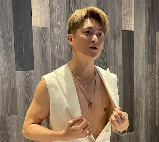 八點檔男神當眾解扣！胸肌微凸嫌不夠「還要再鍛鍊」