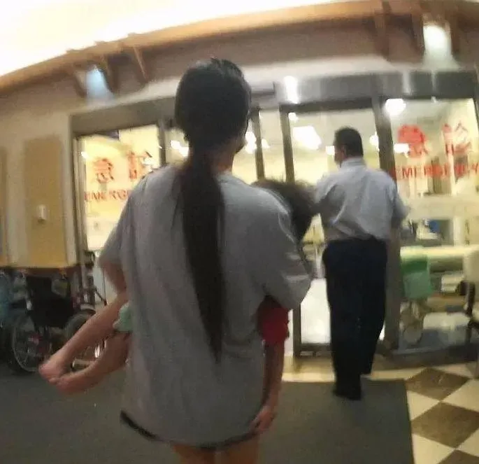 影/台中3歲兒口吐白沫命在旦夕！父母焦急向警求援　警車4分鐘衝急診室