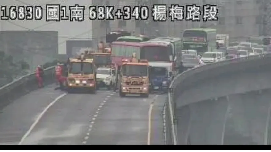 影/國1五楊高架楊梅段連續車禍！3起事故9車追撞　全線封閉回堵3公里