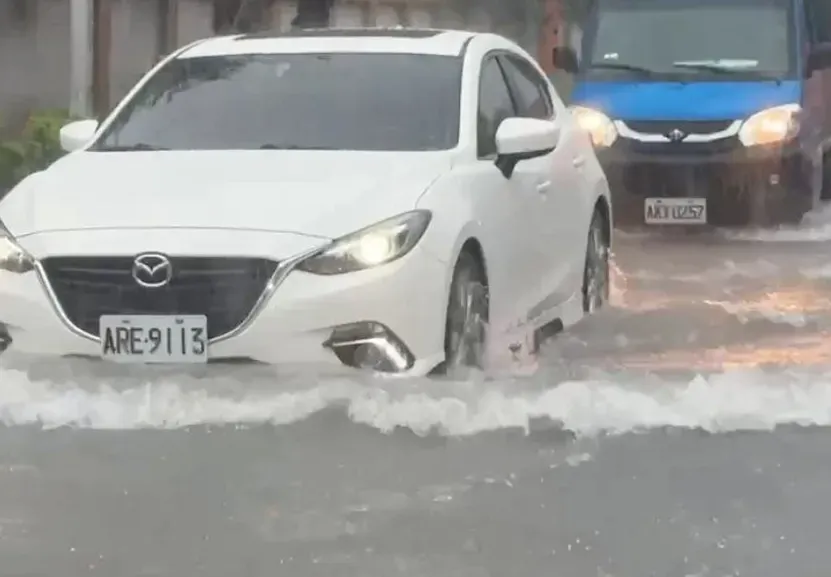 新北、桃園防大雷雨！土城工業區已積水　全台20縣市豪、大雨特報