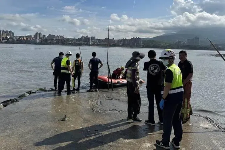 摸蜊仔突「人間蒸發」！新北八里男溺水　趴浮球喊救命交通船馳援