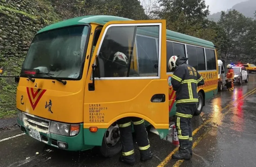 颱風停課隔天出意外！巴陵國小校車起火　司機滅火器搶救