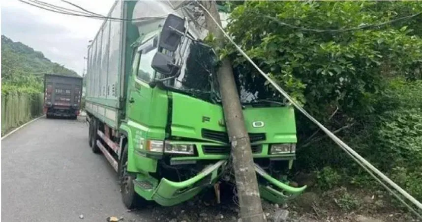 「屎意」擋不住！新北司機未拉手煞車　大貨車下滑撞斷電桿害10工廠停電