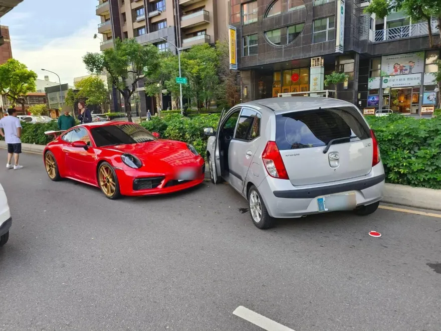 影/台中保時捷911遇鬼切轎車　撞到打橫「彈跳上分隔島」影像曝光