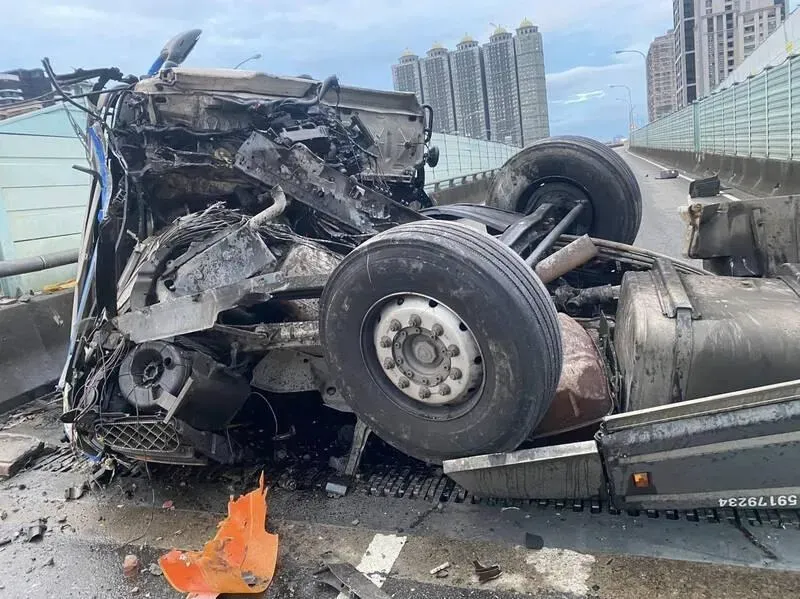 快訊/上班注意！台64板橋出口連結車翻覆　西行全線封閉