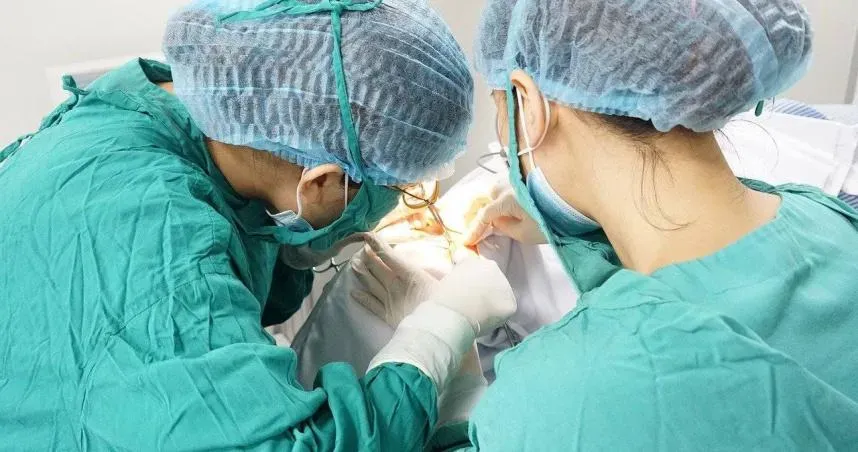 叮一下也出事！印度男子被蚊子叮　眼睛竟拉出15公分「班氏絲蟲」