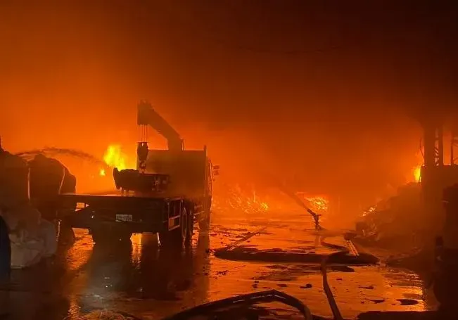 台中木材廠凌晨大火！狂燒5小時到天亮　2600平方公尺廠房全燒光