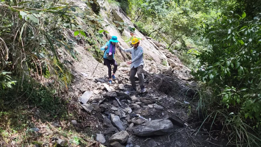 影/颱風過境「苗栗突山崩」！3米斷層如利刃　20人登山團慘受困