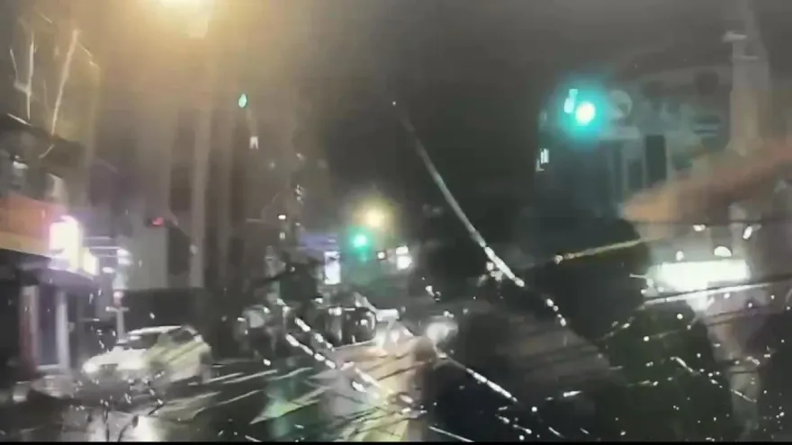 快訊/北市木柵死亡車禍影像曝光！騎士自摔倒地遭輾過　路人協助1死2傷