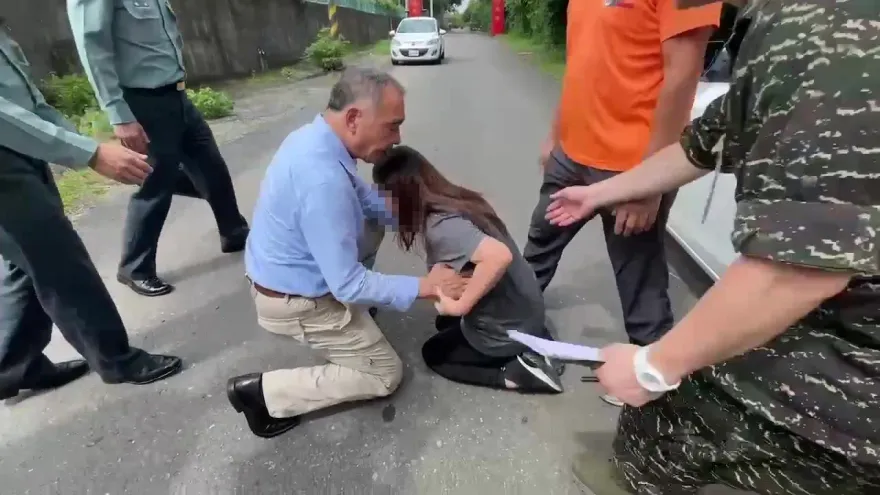 為什麼要逼死他？海陸中尉母見國防部長　哭癱求真相