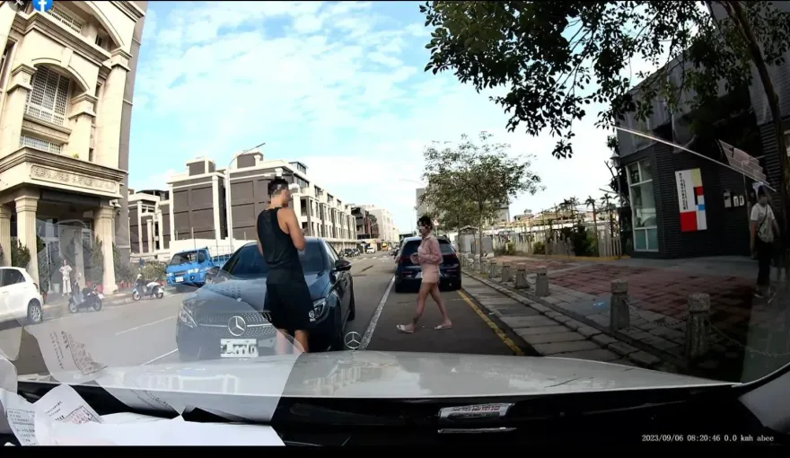 載孩上學逆向被提醒！賓士爆乳媽嗆「我就是故意的、叫警察來抓啊」