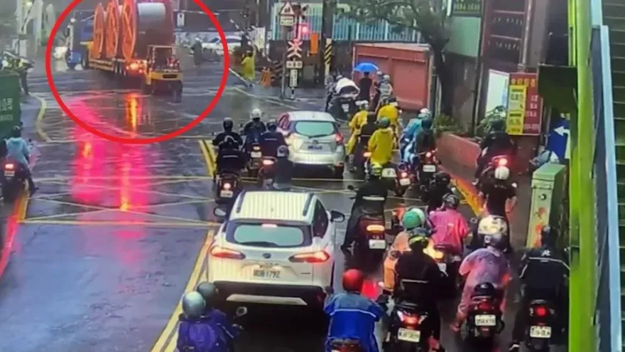 影/超驚險！樹林拖板車卡軌道險遭火車撞　警急CALL堆高機解圍