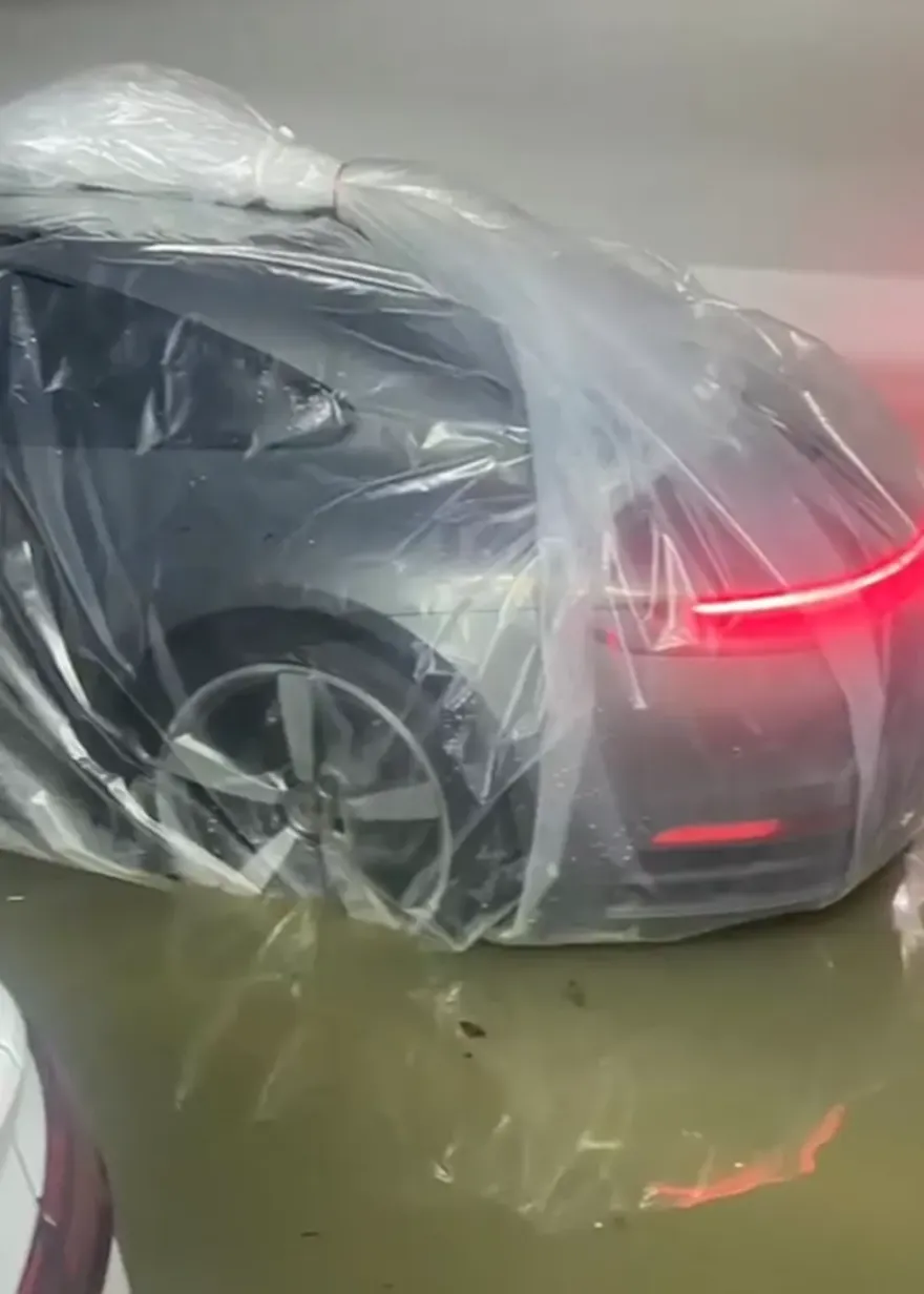 影/暴雨襲閩！將車裝入巨型塑膠袋防水　超狂車主：全地下室就我的沒事
