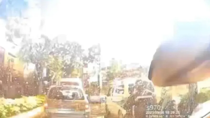 淡水變電箱連炸兩次！「煙火」開噴畫面曝光　汽機車慘遭碎片攻擊