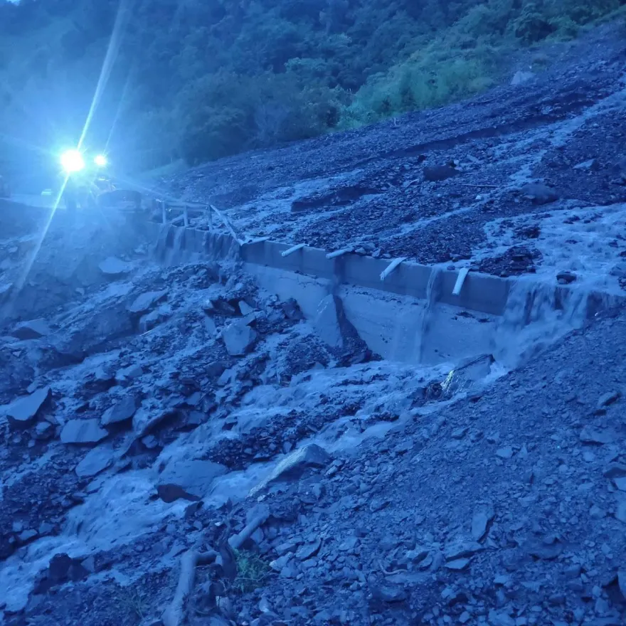 影/連日大雨釀災！宜蘭「台7線坍方」公路總局急搶通　今中午恢復通車