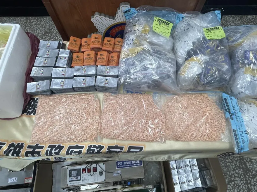 影/警破鳳山透天厝毒梟工廠逮5嫌　日產8千包毒咖啡可供1600人吸食