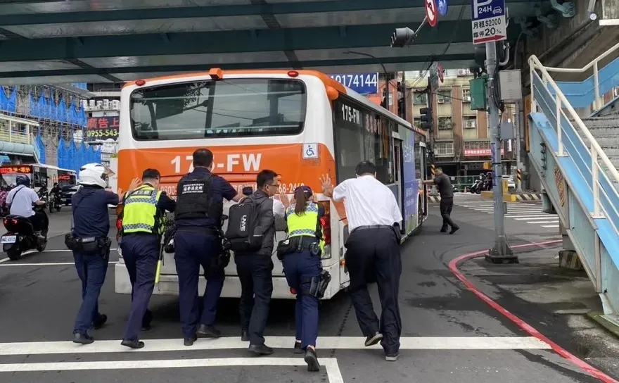 影/新莊公車尖峰時段拋錨卡路中　警民合作使「洪荒之力」推車排除