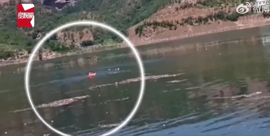 影/從山西漂到河北！10歲男孩落水超淡定　仰面朝上「教科書」自救現場曝光