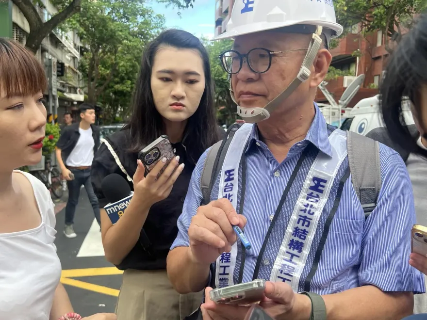 快訊/直擊大直民宅下陷現場！「操場整個裂開」相關單位會勘：先把洞填滿再評估要不要拆除