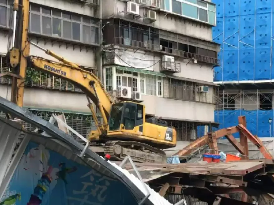 公寓傾斜早有預兆！住戶痛訴「大門破碎沒隱私」　牆壁擠壓狂漏水