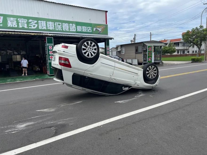 影/白賓士偏離車道…下秒倒栽蔥！老翁脫困狂喊「好暈」　撞擊畫面曝光