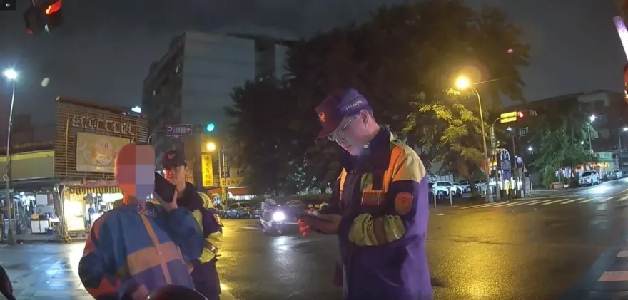 影/74歲老婦雨天騎車「迷航11小時」！眼尖警速尋獲助夫妻團聚