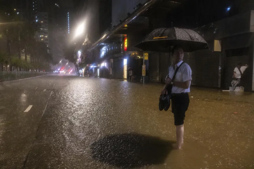 影/香港暴雨全城淹水近癱瘓　港股暫停交易