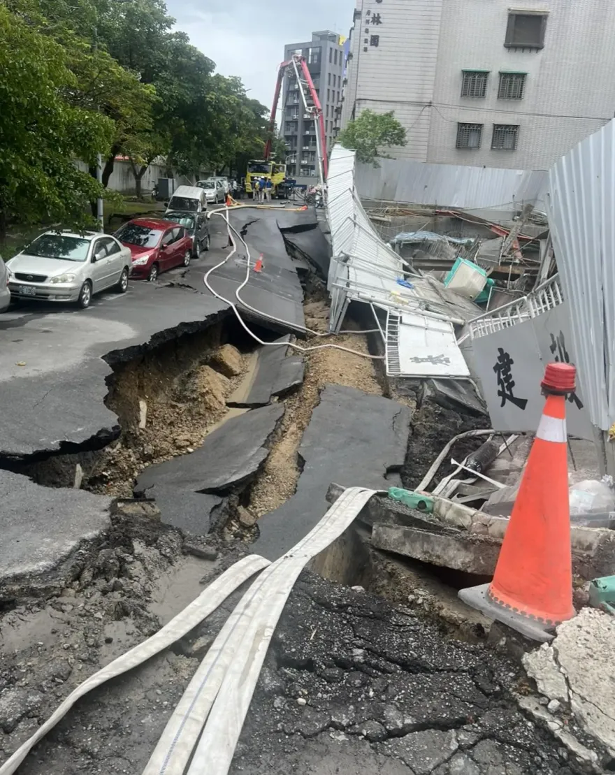 快訊/大直民宅塌陷直擊！ 周遭道路「碎成片片」　驚悚高低差竟逾1人高
