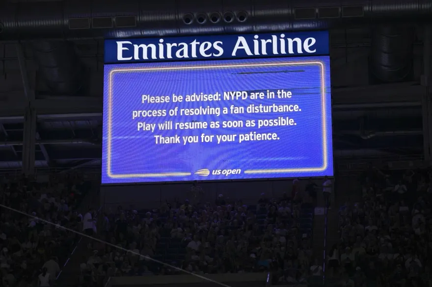 美網女單4強賽被迫喊卡　環保人士為抗議把腳黏球場地板上