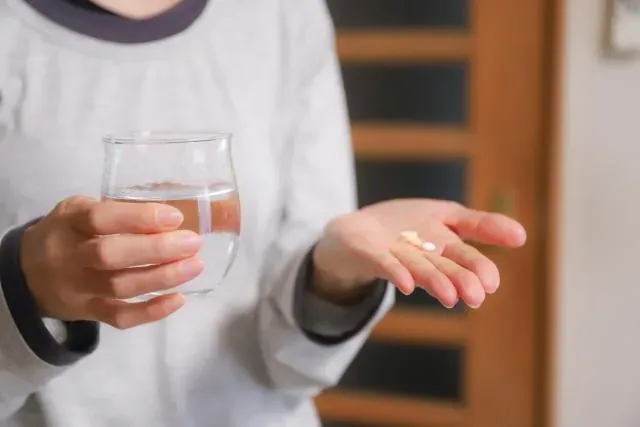 藥丸配飲料吃就不苦？專家警「5種飲品」搭配吃下肚恐致命！