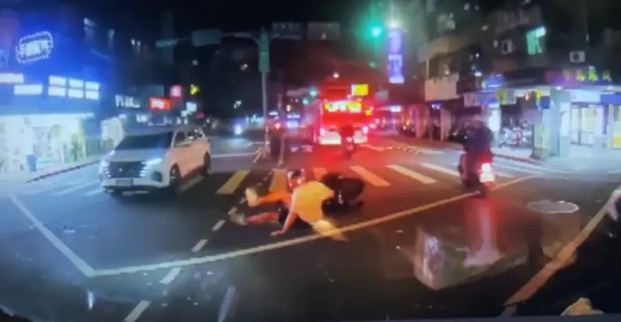 影/騎士鬼切自摔還怪別人！他無奈：你差點變義大利肉醬　行車紀錄器畫面曝